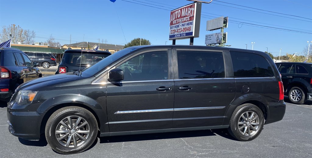 2015 Chrysler Town & Country S's photo