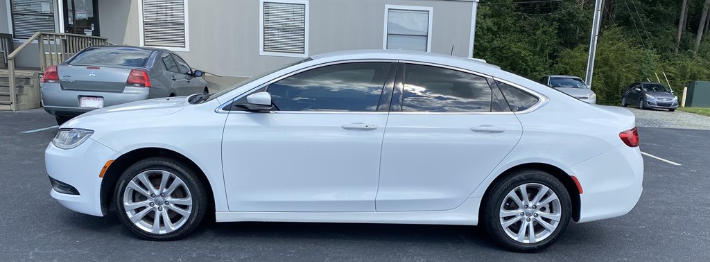 2017 Chrysler 200 LX's photo